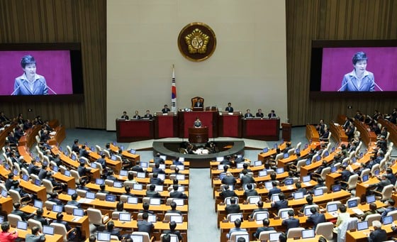  박근혜 대통령이 29일 오전 서울 여의도 국회 본회의장에서 2015년도 예산안 시정연설을 하고 있다./사진=청와대