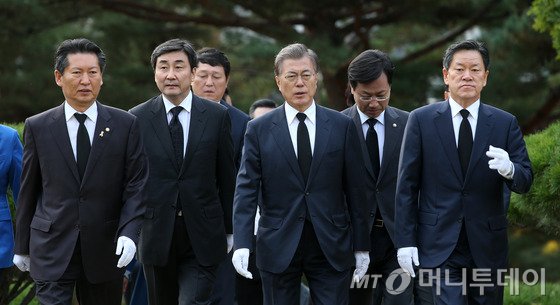  새정치민주연합 문재인 대표, 이종걸 원내대표를 비롯한 최고위원들이 26일 오전 서울 용산구 김구선생묘역으로 향하고 있다. 2015.10.26/뉴스1  