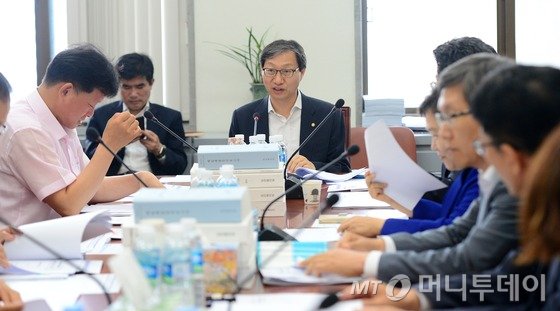  19일 오전 서울 여의도 국회에서 열린 보건복지위원회 예산결산심사소위원회에서 김성주 소위원장이 모두발언을 하고 있다.   2015.8.19/뉴스1  