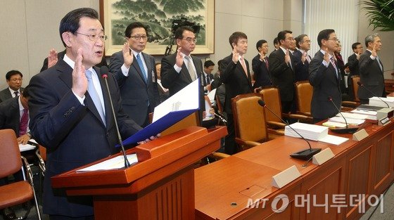  이병기 대통령 비서실장을 비롯한 청와대 참모들이 23일 서울 여의도 국회에서 열린 운영위원회의 대통령비서실·국가안보실·대통령경호실에 대한 국정감사에서 증인 선서를 하고 있다. 2015.10.23/뉴스1