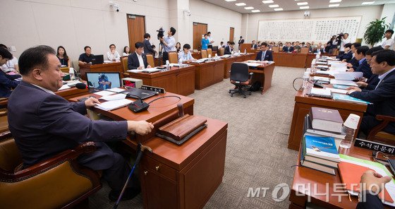  이상민 국회 법제사법위원회 위원장이 11일 서울 여의도 국회에서 열린 법제사법위원회 전체회의에서 의사봉을 두드리고 있다. /사진=뉴스1