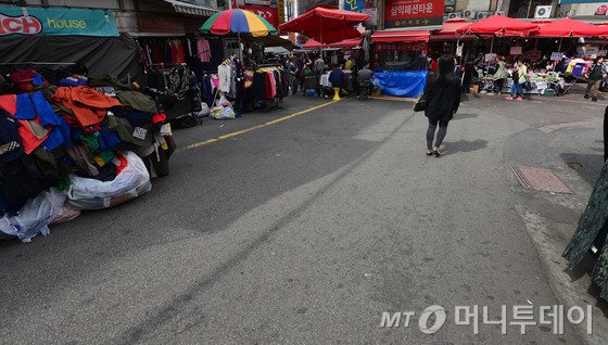 서울 중구 한 전통시장이 한산한 모습을 보이고 있다./사진=뉴스1