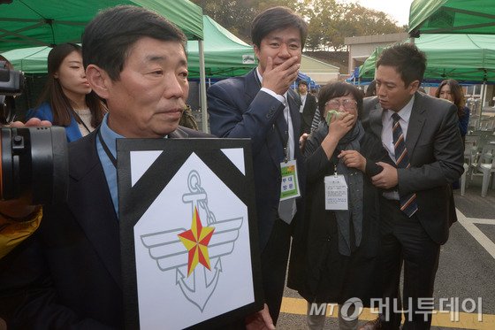 지난해 10월30일 오후 경기도 용인 육군 제3군사령부 보통군사법원에서 열린 '윤 일병 사망 사건'의 선고심이 끝난 뒤 윤 일병의 유가족들이 법정을 나서고 있다. /사진=뉴스1