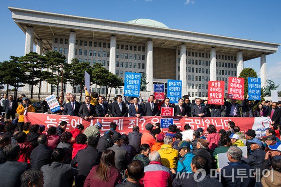  농어촌 지방주권 지키기 의원모임과 지역주민들이 29일 서울 여의도 국회 잔디광장에서 상경집회를 열고 농어촌 지방선거구 사수를 촉구하는 구호를 외치고 있다. 2015.10.29/뉴스1  