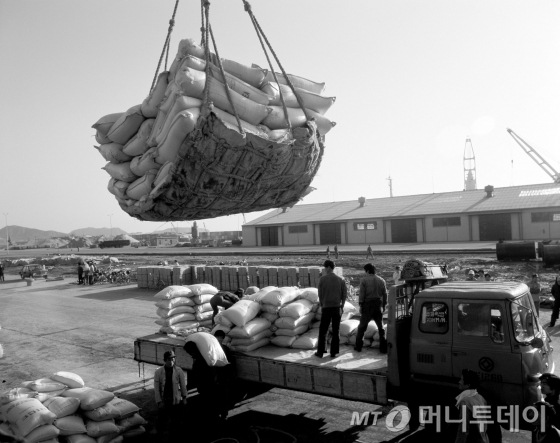 1977년 12월 9일 인천항에서 인도네시아에 수출할 쌀을 선적하고 있는 광경./사진=한국정책방송원 제공