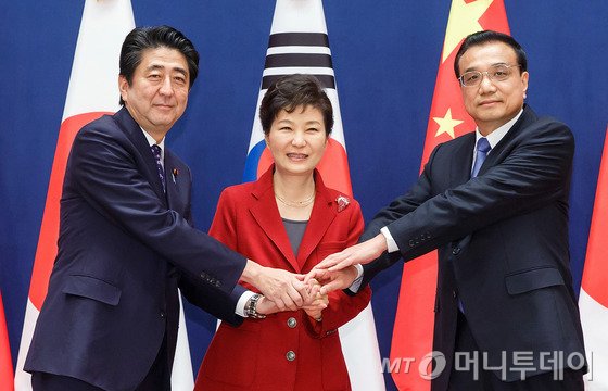 박근혜 대통령과 아베 신조(安倍晋三) 일본 총리, 리커창(李克强) 중국 총리가 1일 청와대에서 열린 제6차 한일중 정상회의에서 손을 맞잡고 기념촬영을 하고 있다./ 사진=뉴스1 (청와대 제공)