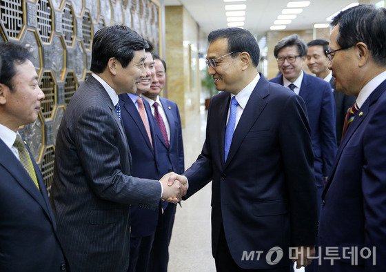  1일 국회를 예방한 리커창 중국 국무원 총리가 새정치민주연합 이종걸 원내대표와 인사하고 있다. (사진공동취재단) 2015.11.1/뉴스1 