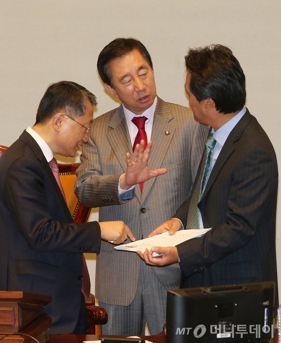  김재경 예결위원장(왼쪽), 김성태 여당 간사(가운데)와 안민석 야당 간사가 30일 서울 여의도 국회 예결위회의장에서 열린 예산결산특별위원회 전체회의에서 논의하고 있다. 2015.10.30/뉴스1  <저작권자 © 뉴스1코리아, 무단전재 및 재배포 금지>