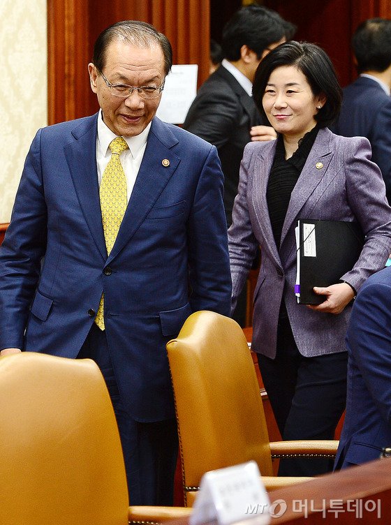 황우여 사회부총리 겸 교육부 장관(왼쪽)과 김희정 여성가족부 장관. /사진= 뉴스1