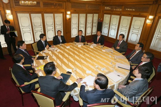 3일 서울 삼청동 총리공관에서 고위 당정청협의가 열리고 있다. 이날 당청청협의에는 황교안 국무총리, 황우여 교육부 장관, 최경환 기획재정부 장관, 김무성 새누리당 대표, 원유철 새누리당 원내대표, 현정택 청와대 정책조정수석, 이병기 청와대 비서실장, 안종범 청와대 경제수석 등이 참석했다. /사진= 뉴스1