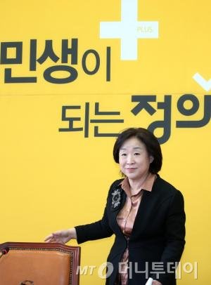  정의당 심상정 대표가 5일 서울 여의도 국회에서 역사교과서 국정화 확정고시 등 현안과 관련한 입장을 발표하기 위해 입장하고 있다. 2015.11.5/뉴스1  