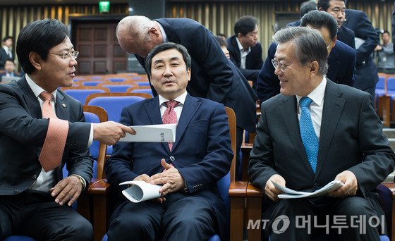  문재인 새정치민주연합 대표가 9일 서울 여의도 국회에서 열린 당무위원회의에서 이종걸 원내대표, 오영식 최고위원과 대화하고 있다. 2015.11.9/뉴스1