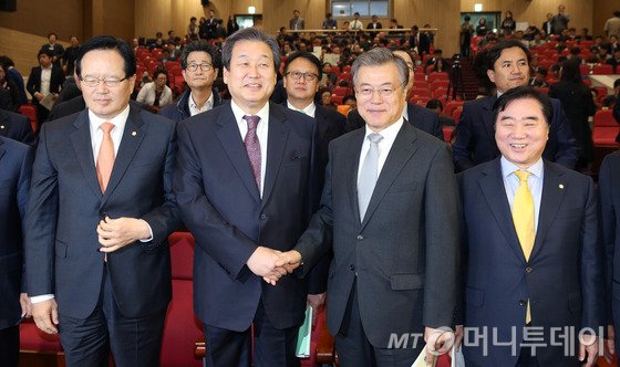  새누리당 김무성 대표와 새정치민주연합 문재인 대표가 10일 오전 서울 여의도 국회 의원회관에서 열린 기부천사와 함께하는 나눔 토크콘서트에서 악수를 나누고 있다.왼쪽부터 정의화 국회의장, 김무성 대표, 문재인 대표, 이석현 국회부의장. 2015.11.10/뉴스1  