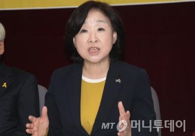  심상정 정의당 대표가 10일 오후 광주시의회 3층 브리핑실에서 기자회견을 열고 오는 22일 출범하는 새로운 대중적 진보정당과 호남혁신연대에 대해 발언하고 있다. 2015.11.10/뉴스1