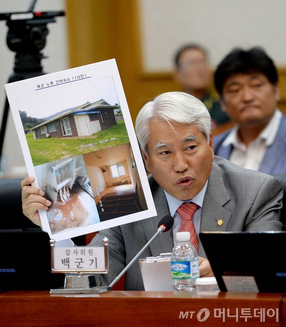 지난 9월 23일 충청남도 계룡대에서 열린 국회 국방위원회의 육군 국정감사에서 백군기 새정치민주연합 의원이 질의 하고 있다. /뉴스1