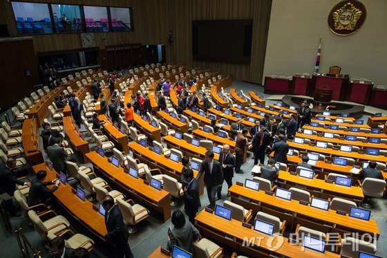 지난 3일 서울 여의도 국회 본회의장에서 역사교과서 국정화 확정고시에 반대하는 야당 의원들이 본회의에 불참하자 새누리당 의원들이 회의장을 빠져나가고 있다. /사진=뉴스1