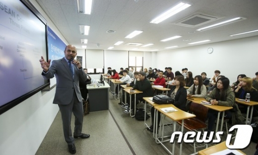 [사진]강연하는 무하마드 다웃 한-아세안센터 문화관광부 부장