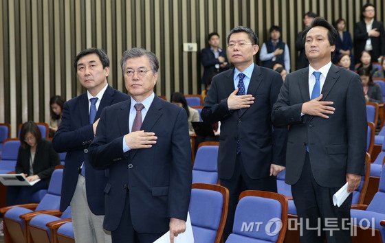  새정치민주연합 문재인 대표와 이종걸 원내대표를 비롯한 의원들이 12일 오전 서울 여의도 국회에서 열린 정책의원총회에서 국기에 대한 경례를 하고 있다. 2015.11.12/사진=뉴스1  