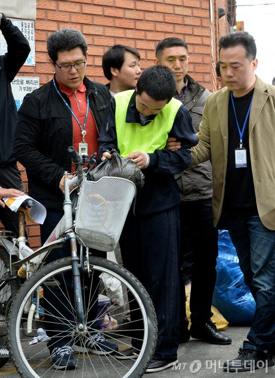  13일 오전 경기도 시흥시 정왕동 한 가정집에서 시화방조제 토막살인 피의자 김하일(47·중국국적)이 현장검증을 하고 있다. 피의자 김씨는 지난 1일 오전 11시께 시흥시 정왕동 주거지에서 아내인 한모(42·여·중국동포)씨와 말다툼을 벌이던 중 한씨를 목졸라 살해한 뒤 이튿날 오전 집안 화장실에서 시신을 훼손, 시화방조제 인근 등 4곳에 사체를 유기한 혐의를 받고 있다.  2015.4.13/사진=뉴스1(기사내용과 사진관련없음)