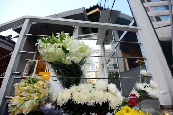  프랑스 파리에서 최소 120여명이 숨진 동시다발 테러가 발생한 가운데 15일 서울 서대문구 주한 프랑스 대사관 정문에 시민들과 주한 프랑스 교민들이 가져다 놓은 테러 희생자 추모하는 꽃과 초가 놓여져 있다/사진=뉴스1