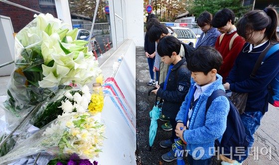 프랑스 파리에서 최소 120여명이 숨진 동시다발 테러가 발생한 가운데 15일 서울 서대문구 주한 프랑스 대사관을 찾은 학생들이 테러 희생자를 애도하며 묵념을 하고 있다. /사진=뉴스1