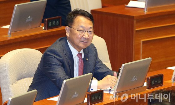  국토부 장관 직을 마치고 국회로 복귀한 유일호 의원이 12일 오후 서울 여의도 국회에서 열린 본회의에 참석하고 있다. 2015.11.12/뉴스1  