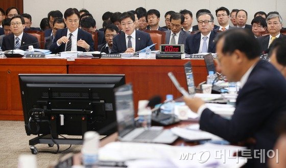  윤상직 산업통상자원부 장관이 19일 서울 여의도 국회에서 열린 산업통상자원위원회 전체회의에서 내년도 예산안과 관련한 의원들의 질의에 답하고 있다. 2015.10.19/뉴스1  