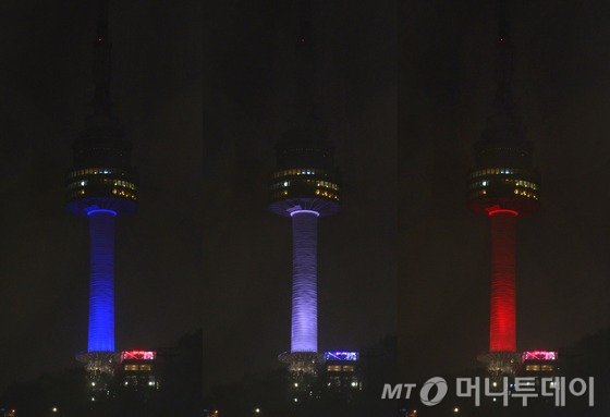 프랑스 파리에서 최소 130여명 이상이 숨진 동시다발 테러가 발생한 가운데 16일 오후 서울 중구 N서울타워에 희생자들을 추도하기 위해 프랑스 국기색의 조명을 비추고 있다. /뉴스1