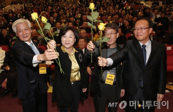  22일 서울 여의도 국회 의원회관 대회의실에서 열린 정의당 통합 전당대회에서 심상정 상임대표와 김세균·나경채 공동대표가 노란 장미꽃을 들고 기념촬영을 하고 있다. 왼쪽부터 김세균 공동대표(국민모임), 심상정 상임대표, 양경규 노동정치연대 대표, 나경채 공동대표(진보결집 더하기). 2015.11.22/뉴스1