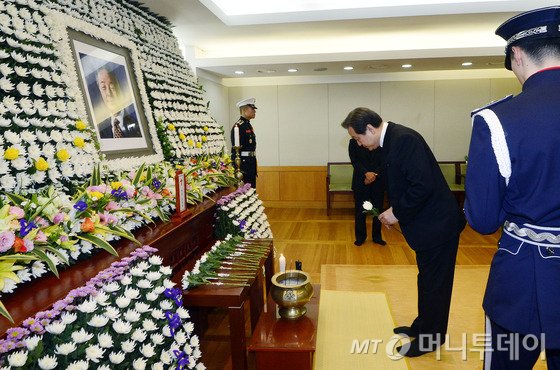  새누리당 김무성 대표가 22일 서울 종로구 서울대병원 장례식장에 마련된 고 김영삼 전 대통령 빈소에서 조문한 뒤 차남 현철씨의 손을 잡은 채 눈시울을 적시고 있다. (사진공동취재단) 2015.11.22/뉴스1  <저작권자 © 뉴스1코리아, 무단전재 및 재배포 금지>