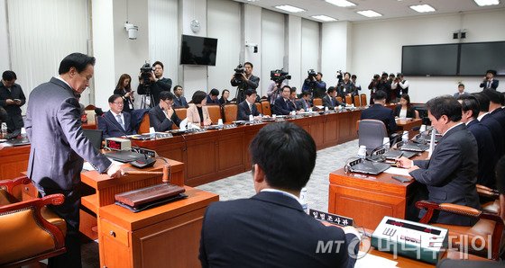  23일 오후 서울 여의도 국회에서 열린 정치개혁특별위원회 전체회의에서 이병석 위원장이 회의시작을 알리는 의사봉을 두드리고 있다. 2015.11.23/뉴스1  