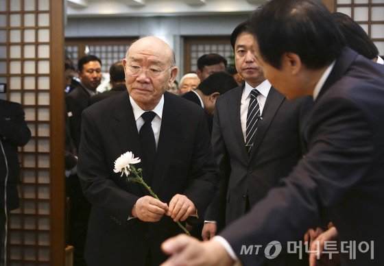  전두환 전 대통령이 25일 오후 서울 종로구 연건동 서울대병원 장례식장에 마련된 고 김영삼 전 대통령 빈소를 찾아 조문하고 있다. 2015.11.25/뉴스1  