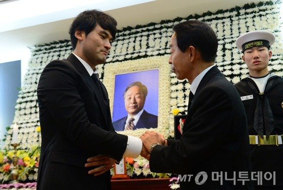  야구선수 박찬호가 25일 오전 故 김영삼 전 대통령 빈소가 있는 서울 종로구 서울대학교병원 장례식장에서 조문을 하고 있다.  (사진공동취재단) 2015.11.25/뉴스1  