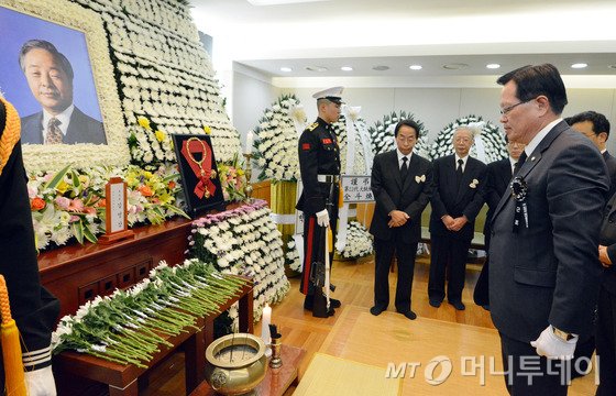  정의화 국회의장이 25일 오후 서울 대학로 서울대학교병원 고 김영삼 전 대통령의 빈소에서 조문하고 있다.(사진공동취재단) 2015.11.25/뉴스1  