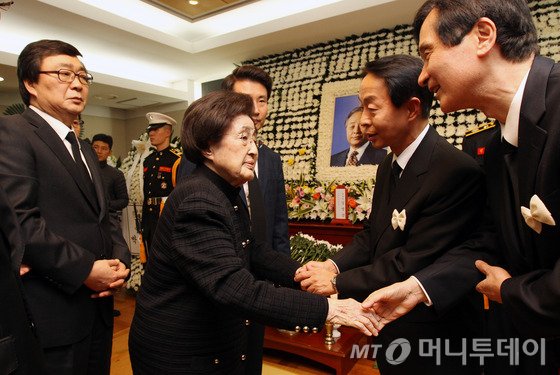 이희호 김대중평화센터 이사장과 차남 홍업씨, 새정치민주연합 박지원 의원이 23일 오후 서울 종로구 서울대병원 장례식장에 마련된 고(故) 김영삼 전 대통령의 빈소를 찾아 김 전 대통령의 차남 현철씨를 위로하고 있다. (사진공동취재단)2015.11.23/뉴스1  