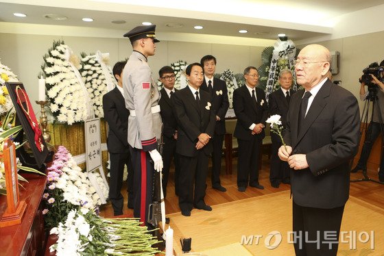 전두환 전 대통령이 25일 오후 서울 종로구 연건동 서울대병원 장례식장에 마련된 고 김영삼 전 대통령 빈소를 찾아 조문하고 있다.2015.11.25/뉴스1  