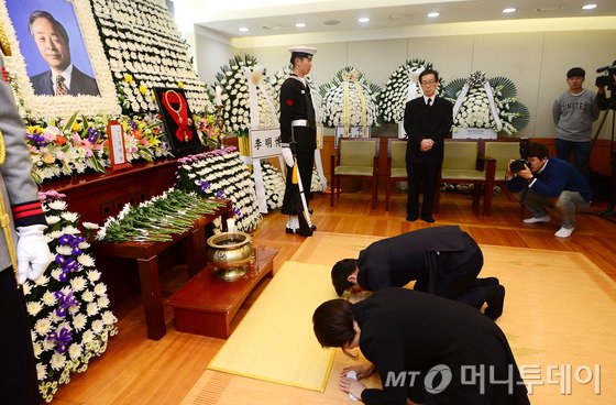  정병국 새누리당 의원이 22일 서울 종로구 서울대학교병원 장례식장에 마련된 고(故) 김영삼 전 대통령의 빈소를 찾아 조문하고 있다. 김 전 대통령은 22일 새벽 0시 22분 급성심부전증과 패혈증으로 서울대병원에서 서거했다. 국가장으로 거행되며 장지는 서울 동작동 국립현충원이다. 발인은 26일. (사진공동취재단) 2015.11.22/뉴스1   