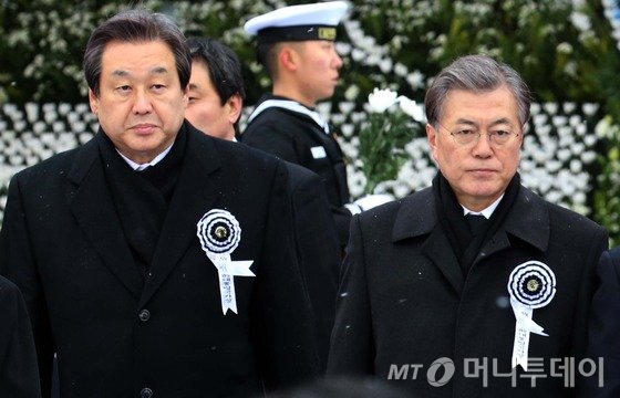 김영삼 전 대통령 국가장 영결식이 26일 국회에서 거행됐다. 김무성, 문재인,  여야 대표가 분향을 마친 뒤 돌아오고 있다. 2015.11.26/뉴스1  