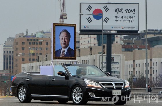 고(故) 김영삼 전 대통령의 운구 행렬이 26일 오후 서울 여의도 국회의사당에서 영결식을 마친 뒤 사저와 김영삼 대통령 기념도서관이 위치한 동작구 상도동으로 향하고 있다. '화해와 통합'을 유언으로 남긴 김 전 대통령의 유해는 이날 국립 서울현충원에 안장된다.2015.11.26/뉴스1  