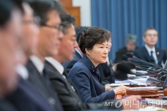 박근혜 대통령이 지난 24일 오전 청와대 세종실에서 '제51회 국무회의'를 주재하고 있다.(청와대 제공) /뉴스1