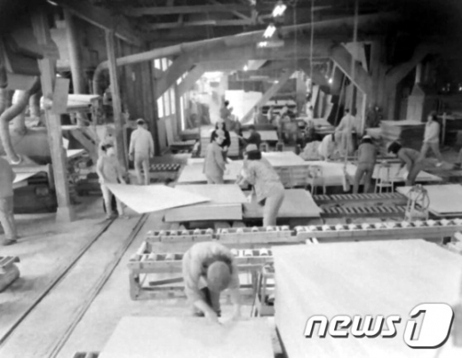 [사진]1965년 성창기업주식회사 수출용 베니어합판 공장