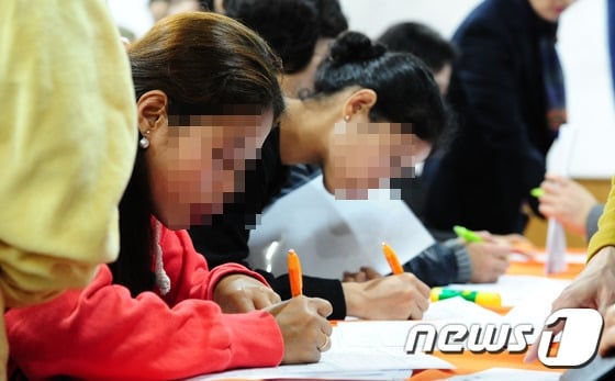 지난달 한 구인구직만남 취업박람회에서 이주여성들이 이력서를 작성하고 있다. 이주여성 상당수가 한국인 남편의 경제적 수준을 모르고 결혼했으며, '자격지심'에 이주여성들의 취업을 막는 남편도 있는 것으로 조사됐다. / 사진=뉴스1