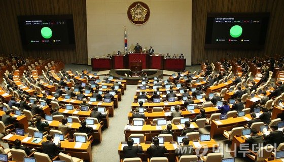  19대 정기국회 마지막 날인 9일 서울 여의도 국회에서 열린 본회의에서 여야가 형사소송법일부개정법률안을 의결하고 있다. 2015.12.9/뉴스1