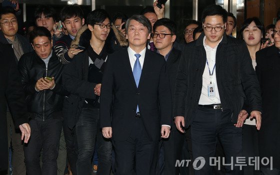  새정치민주연합의 혁신과 지도체제 개편 문제 등을 놓고 문재인 대표와 갈등을 빚어온 안철수 전 공동대표가 13일 오전 서울 여의도 국회 정론관에서 탈당을 선언한 뒤 취재진의 질문을 받으며 국회를 나서고 있다.2015.12.13/뉴스1  