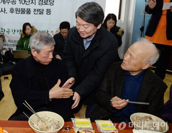  안철수 의원이 14일 자신의 지역구인 서울 노원구 상계주공 10단지 경로당을 방문해 어르신들과 인사를 나누고 있다. 2015.12.14/뉴스1  