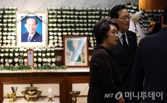  정의화 국회의장이 14일 오후 서울 신촌 연세대학교 세브란스병원 장례식장에 마련된 이만섭 전 국회의장의 빈소를 찾아 조문하고 있다. 2015.12.14/뉴스1  <저작권자 © 뉴스1코리아, 무단전재 및 재배포 금지>