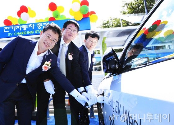  23일 열린 한국전기차충전서비스 제주 본점 개소식에서 제주특별자치도 박정하 정무부지사 , 한전 조환익 사장, 산업통상자원부 에너지자원실 정양호 실장이 전기차 충전 시연을 하고 있다. (한국전력공사 제공) 2015.7.23/뉴스1