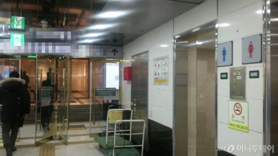 겨울철 노숙인들이 잠을 자다 발견되는 영등포로터리지하쇼핑센터 2·3·4번 출구 앞 화장실. / 사진=도민선 기자