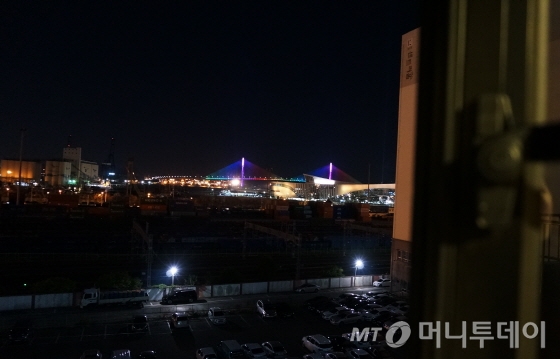 708호 객실 창밖으로 보이는 부산항 대교 야경, 이 방향으로 부산역까지 철로도 이어져 기차소리도 들린다/사진=이지혜 기자