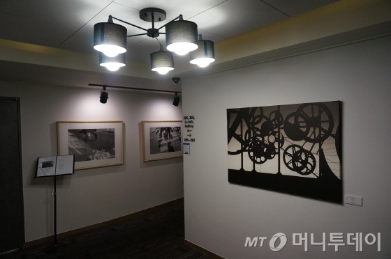 2층 뷔페레스토랑 앞에 간이 미술사진 전시회 공간을 마련했다/사진=이지혜 기자